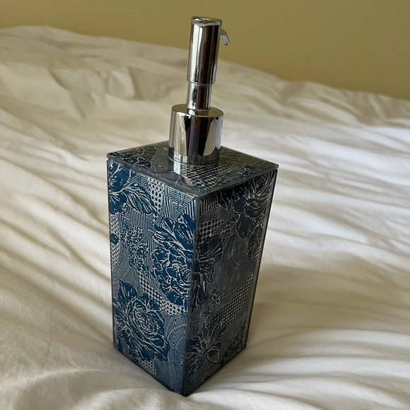 Mackenzie Childs blue royal rose Soap Dispenser - Picture 3 of 6